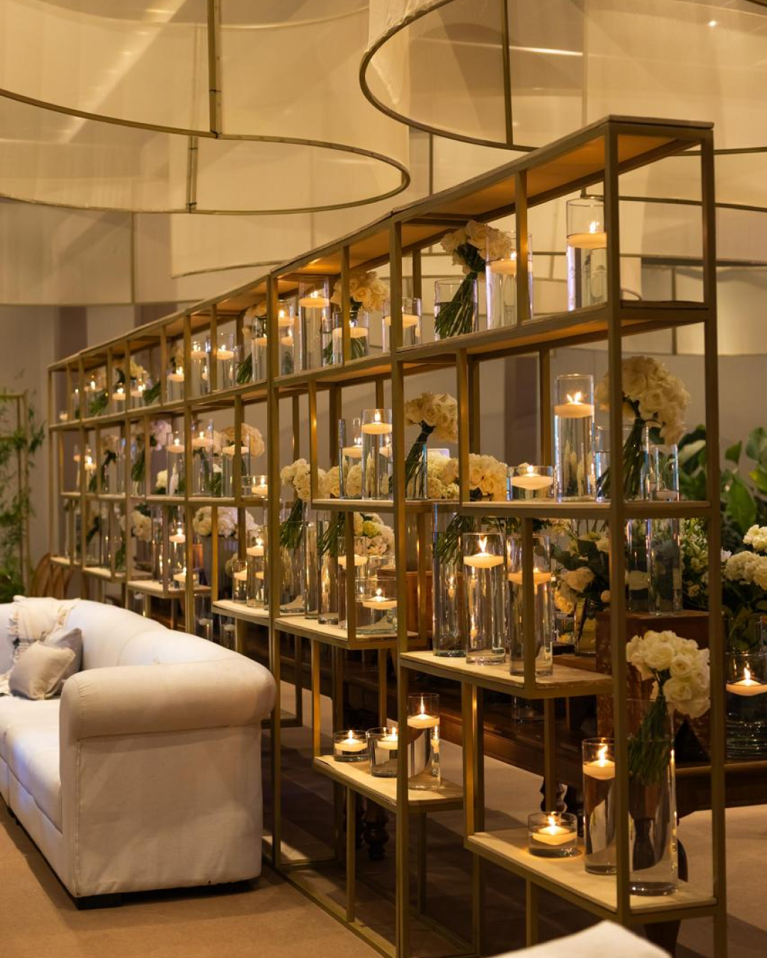 Prateleira decorativa com velas e flores em um evento