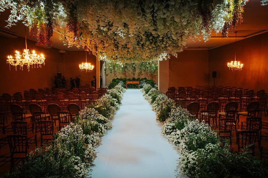 Decoração de evento de luxo com entrada grandiosa