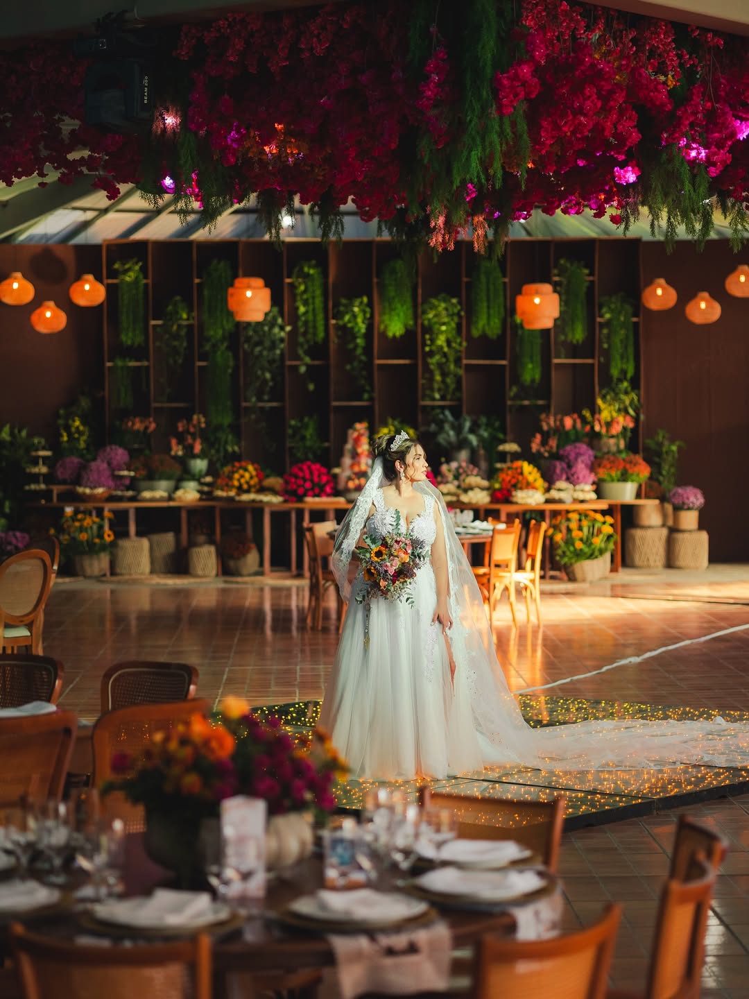 Casamento com noiva e decoração vibrante