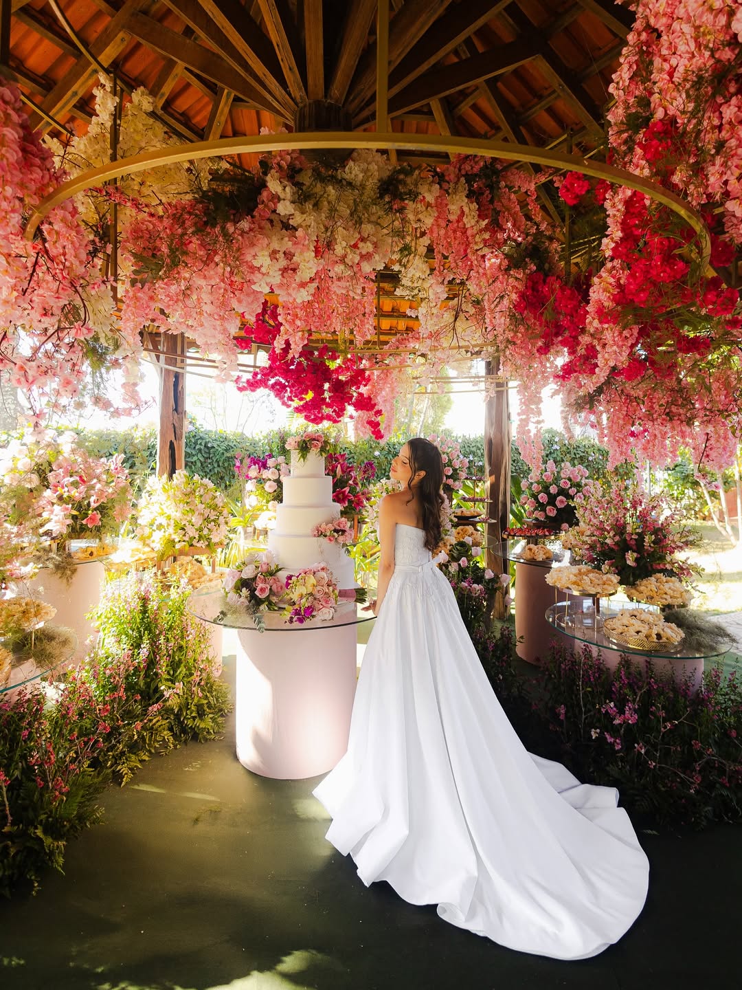 Casamento em gazebo com decoração floral exuberante