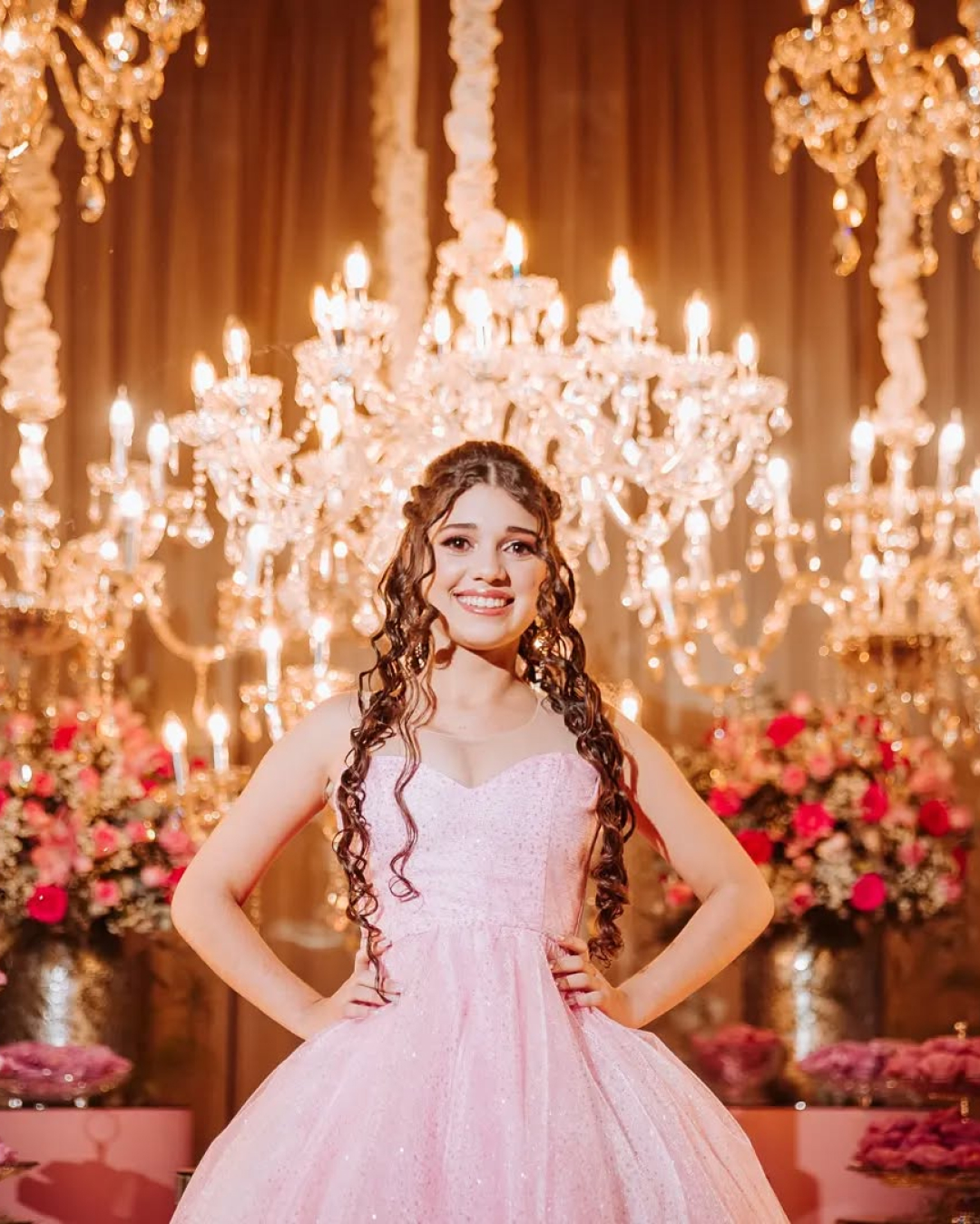 Aniversário de 15 anos com lustres e decoração luxuosa