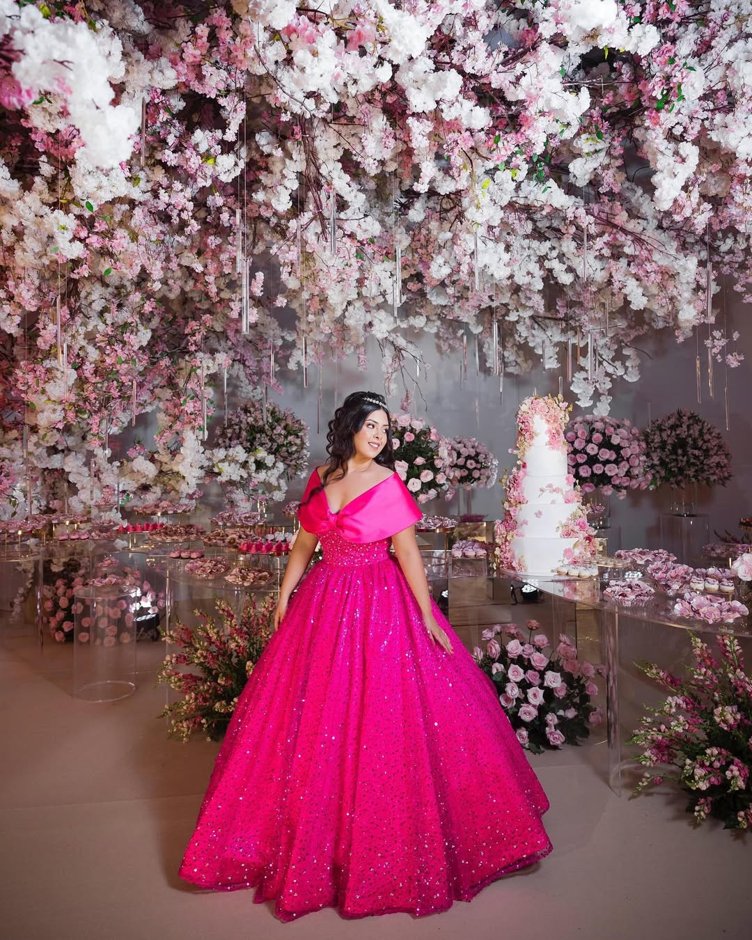 Aniversário de 15 anos com decoração floral rosa